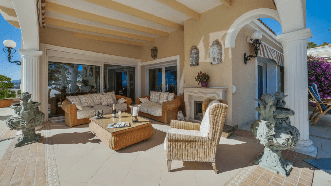 Unique villa with panoramic sea views in a quiet and green residencial área of Altea