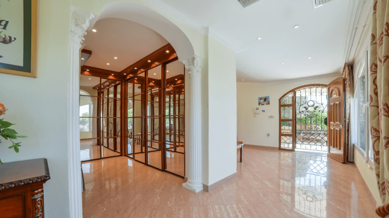 Unique villa with panoramic sea views in a quiet and green residencial área of Altea