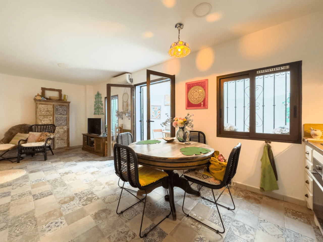 Recently reformed ground-floor 2 bedroom apartment located in the Casco Antiguo of Altea